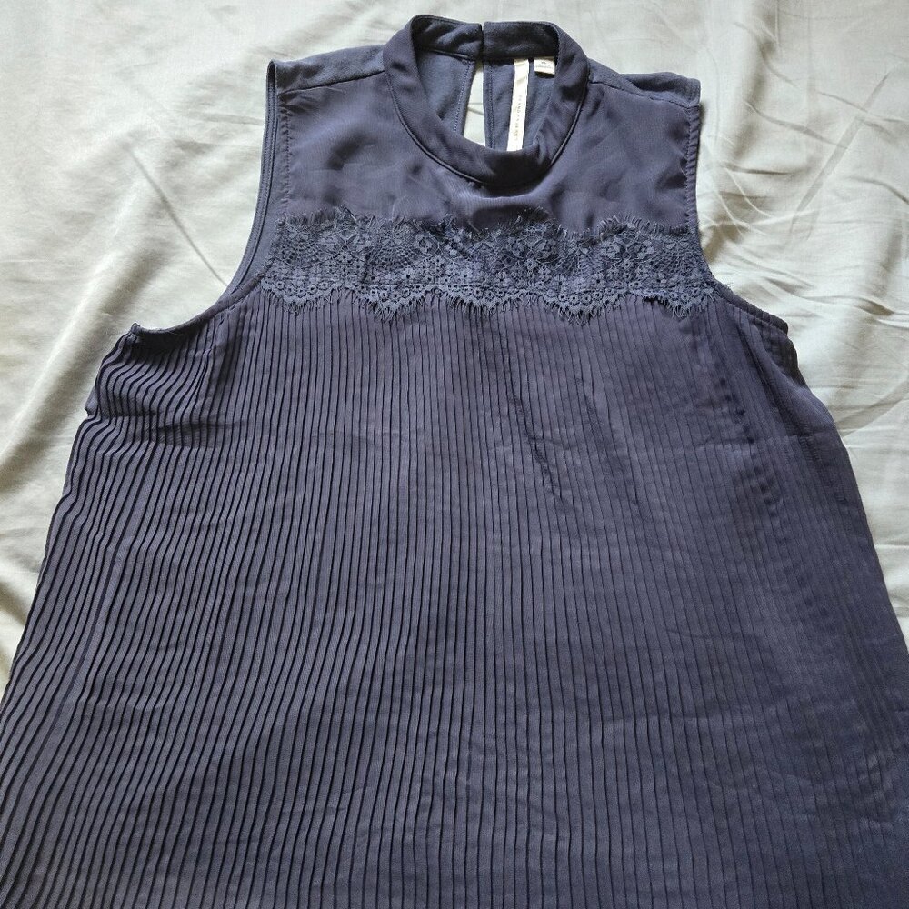 LC sleeveless gray/blue top with lace